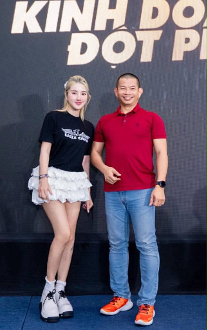 Dương Dương chụp cùng thầy Phạm Thành Long tại sự kiện Kinh Doanh Đột Phá