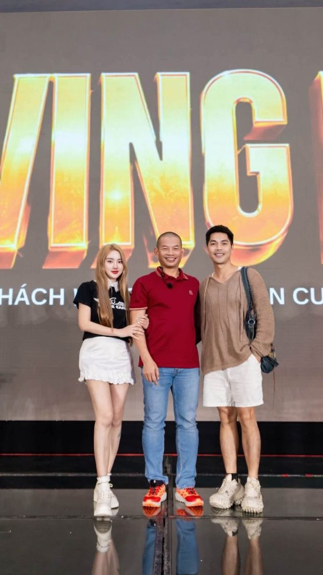 Dương Dương chụp cùng thầy Phạm Thành Long tại một sự kiện lớp học