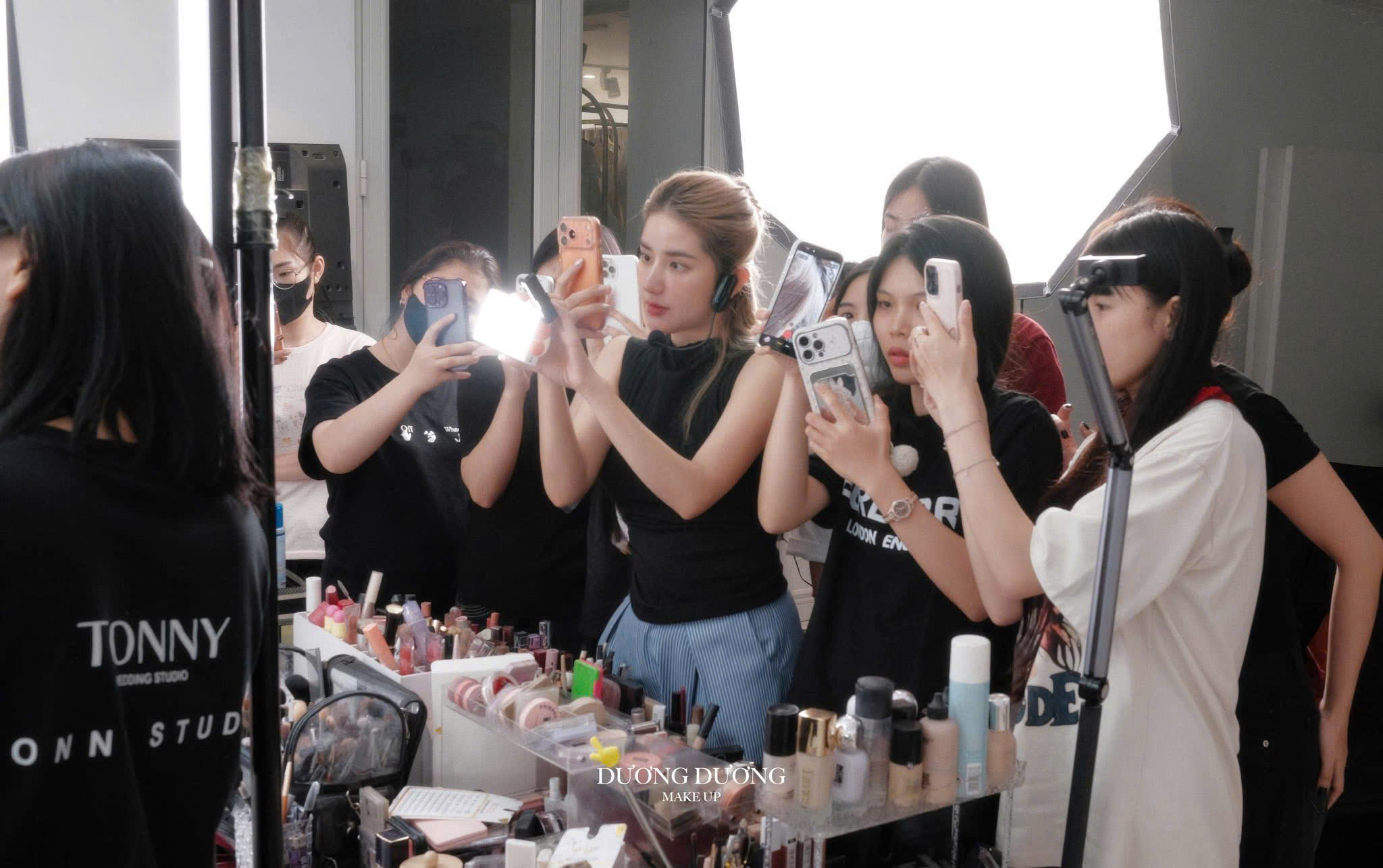 Học viên thực hành make up