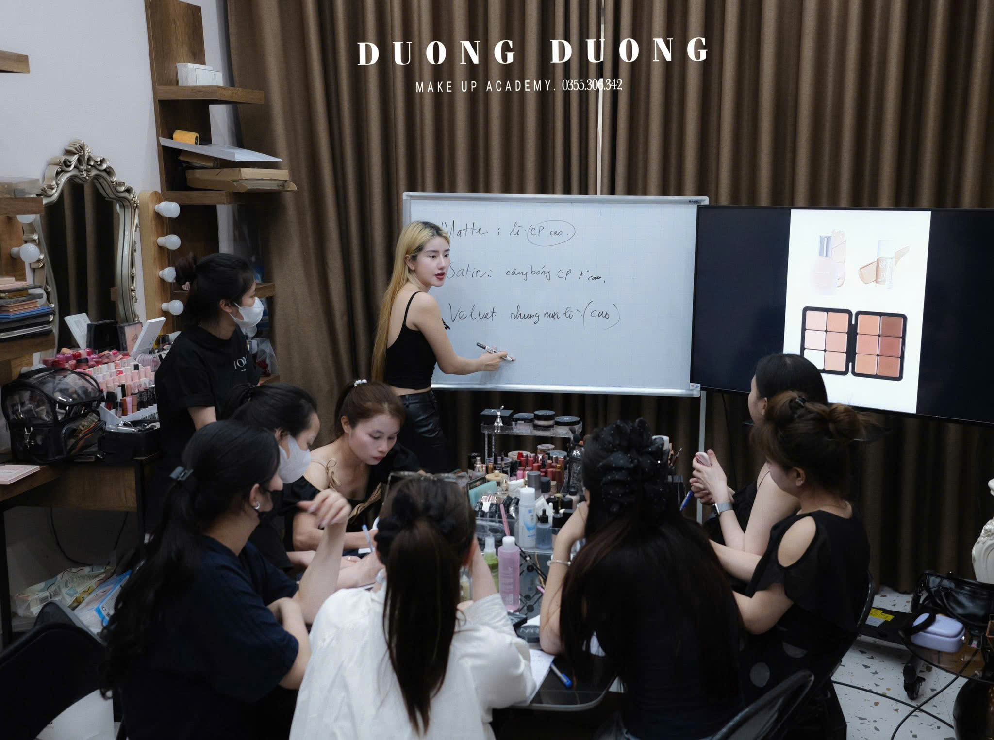 Tự Học Makeup Mãi Không Lên Tay?